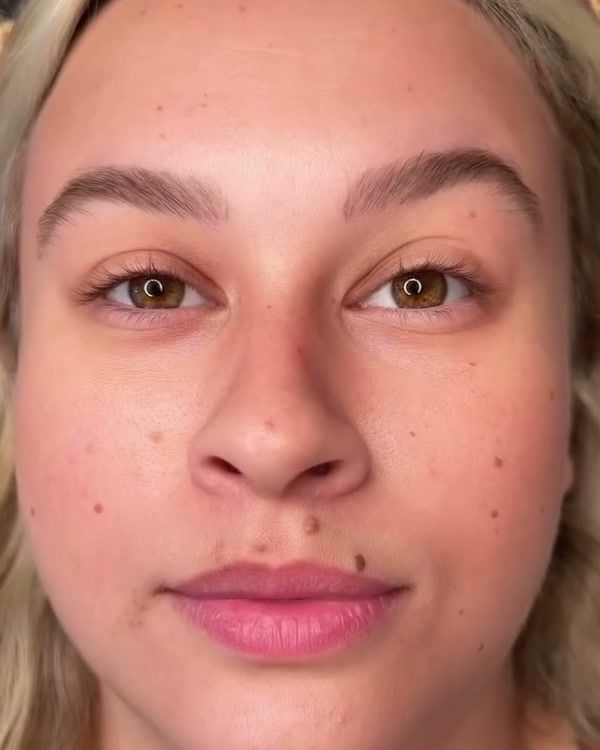 Kundin vor der Wimpernverlängerung mit ungeschminkten Naturwimpern